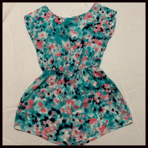 *Floral romper - Picture 2 of 6